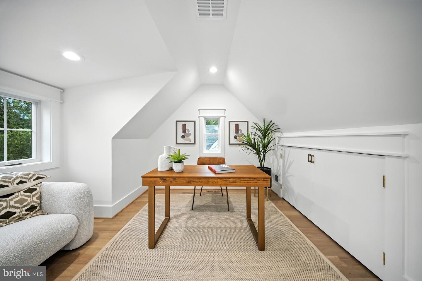 2105-A COMMONWEALTH AVE, ALEXANDRIA, Virginia 22301, 4 Bedrooms Bedrooms, 9 Rooms Rooms,3 BathroomsBathrooms,Residential,For sale,2105-A COMMONWEALTH AVE,VAAX2048732 MLS # VAAX2048732