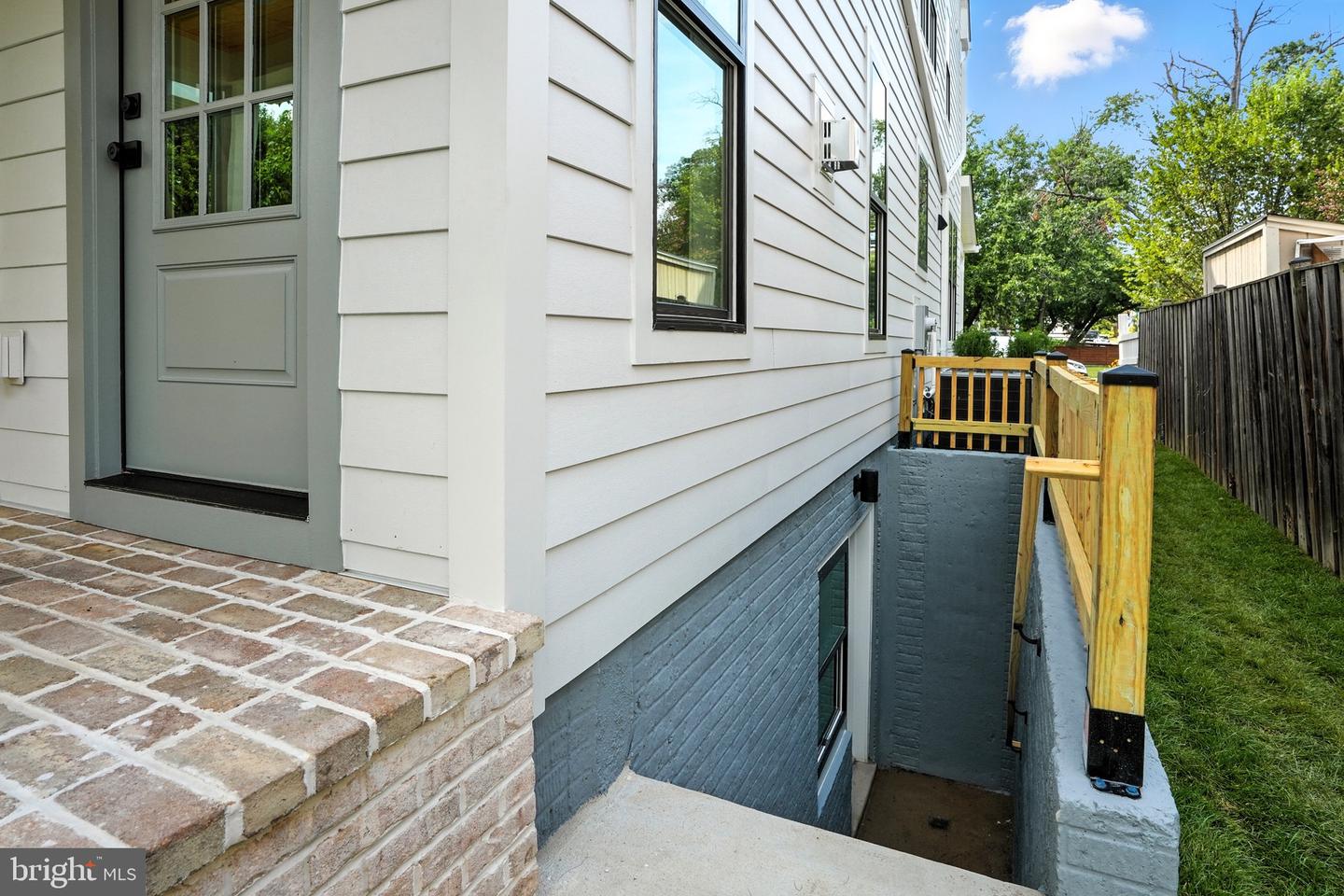 2105-A COMMONWEALTH AVE, ALEXANDRIA, Virginia 22301, 4 Bedrooms Bedrooms, 9 Rooms Rooms,3 BathroomsBathrooms,Residential,For sale,2105-A COMMONWEALTH AVE,VAAX2048732 MLS # VAAX2048732