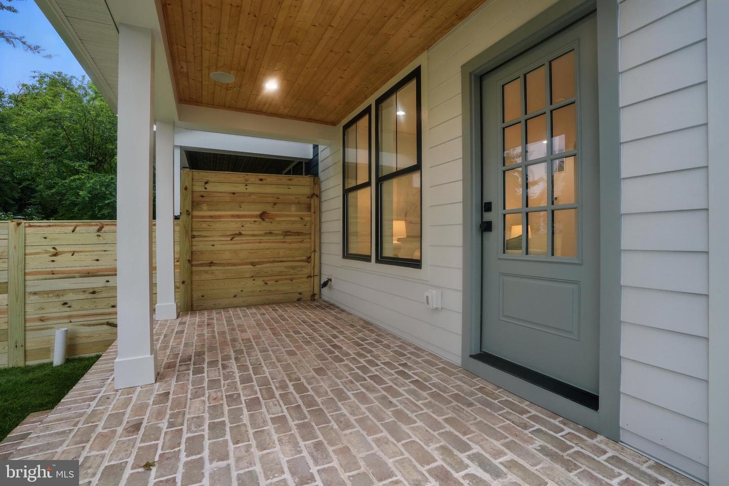 2105-A COMMONWEALTH AVE, ALEXANDRIA, Virginia 22301, 4 Bedrooms Bedrooms, 9 Rooms Rooms,3 BathroomsBathrooms,Residential,For sale,2105-A COMMONWEALTH AVE,VAAX2048732 MLS # VAAX2048732