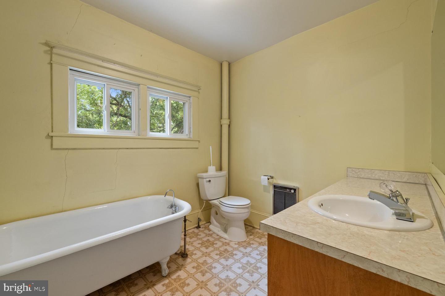 1676 LAKEVIEW DR, WOODSTOCK, Virginia 22664, 3 Bedrooms Bedrooms, ,2 BathroomsBathrooms,Residential,For sale,1676 LAKEVIEW DR,VASH2012270 MLS # VASH2012270