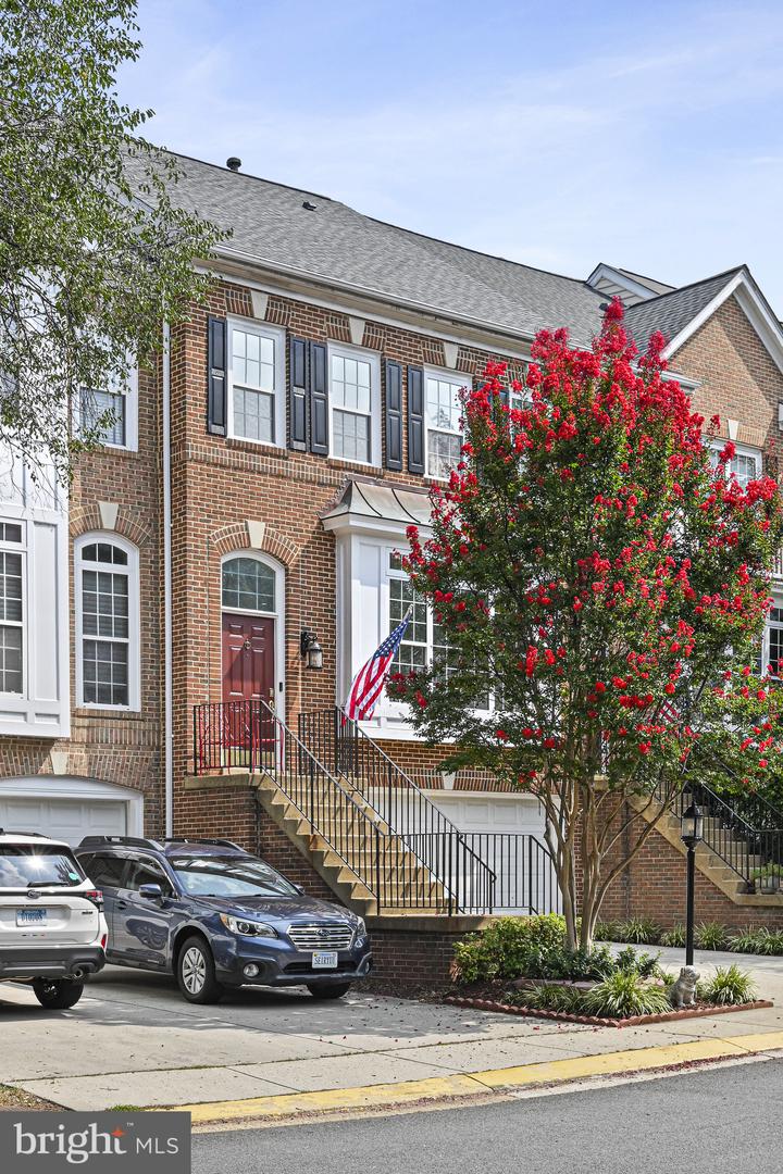 1978 LOGAN MANOR DR, RESTON, Virginia 20190, 4 Bedrooms Bedrooms, ,3 BathroomsBathrooms,Residential,For sale,1978 LOGAN MANOR DR,VAFX2258046 MLS # VAFX2258046