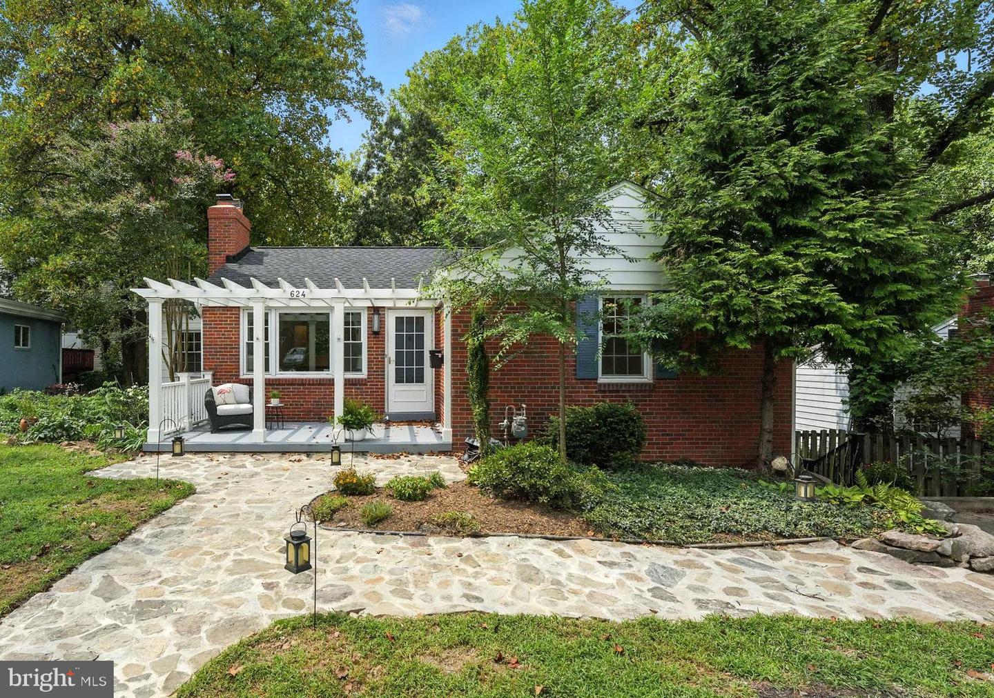 624 S QUINCY ST, ARLINGTON, Virginia 22204, 4 Bedrooms Bedrooms, ,2 BathroomsBathrooms,Residential,For sale,624 S QUINCY ST,VAAR2062258 MLS # VAAR2062258