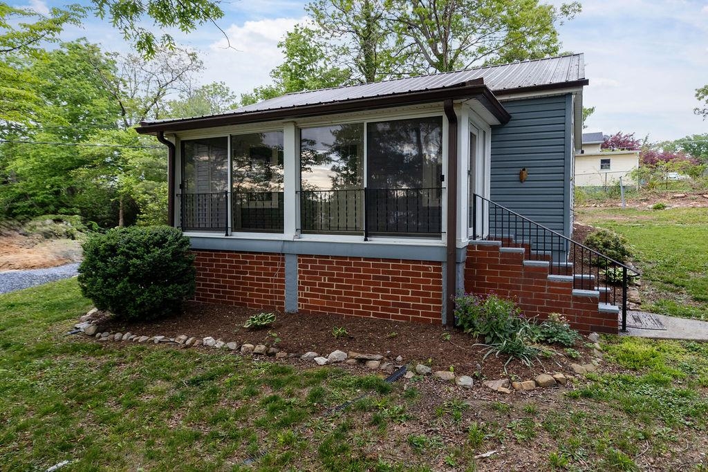 837 FABER AVE, WAYNESBORO, Virginia 22980, 2 Bedrooms Bedrooms, ,1 BathroomBathrooms,Residential,From Afton M, R on N Delphine, R on Faber, propert,837 FABER AVE,664181 MLS # 664181
