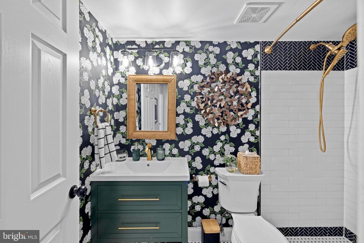 7054 IDYLWOOD RD, FALLS CHURCH, Virginia 22043, 7 Bedrooms Bedrooms, ,4 BathroomsBathrooms,Residential,For sale,7054 IDYLWOOD RD,VAFX2259710 MLS # VAFX2259710