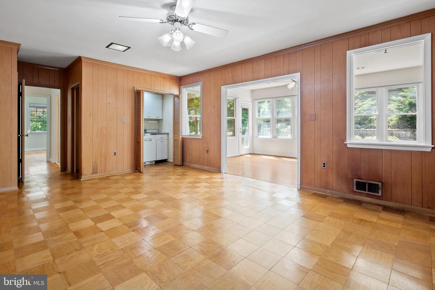 2728 S GROVE ST, ARLINGTON, Virginia 22202, 3 Bedrooms Bedrooms, ,2 BathroomsBathrooms,Residential,For sale,2728 S GROVE ST,VAAR2062410 MLS # VAAR2062410