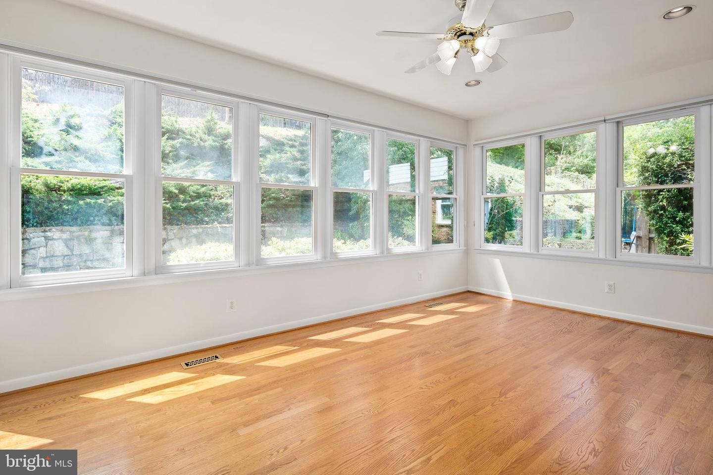 2728 S GROVE ST, ARLINGTON, Virginia 22202, 3 Bedrooms Bedrooms, ,2 BathroomsBathrooms,Residential,For sale,2728 S GROVE ST,VAAR2062410 MLS # VAAR2062410