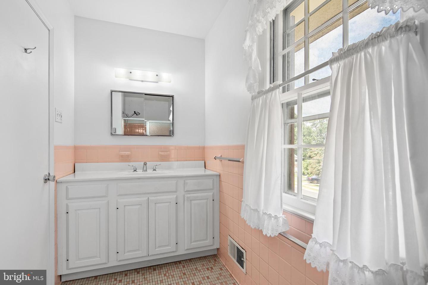2728 S GROVE ST, ARLINGTON, Virginia 22202, 3 Bedrooms Bedrooms, ,2 BathroomsBathrooms,Residential,For sale,2728 S GROVE ST,VAAR2062410 MLS # VAAR2062410
