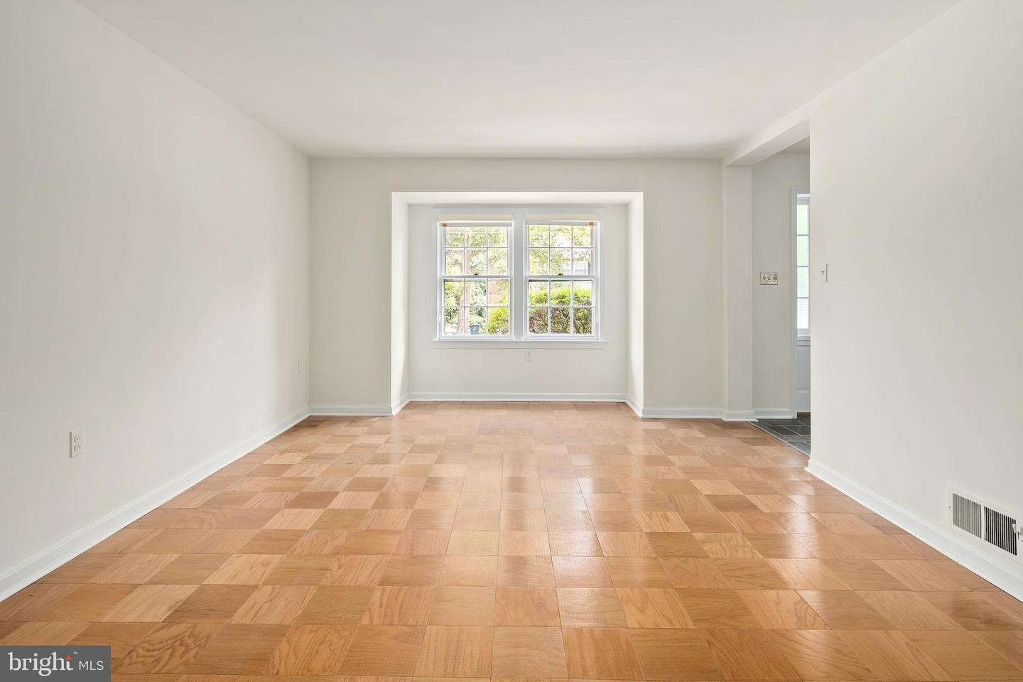 2728 S GROVE ST, ARLINGTON, Virginia 22202, 3 Bedrooms Bedrooms, ,2 BathroomsBathrooms,Residential,For sale,2728 S GROVE ST,VAAR2062410 MLS # VAAR2062410