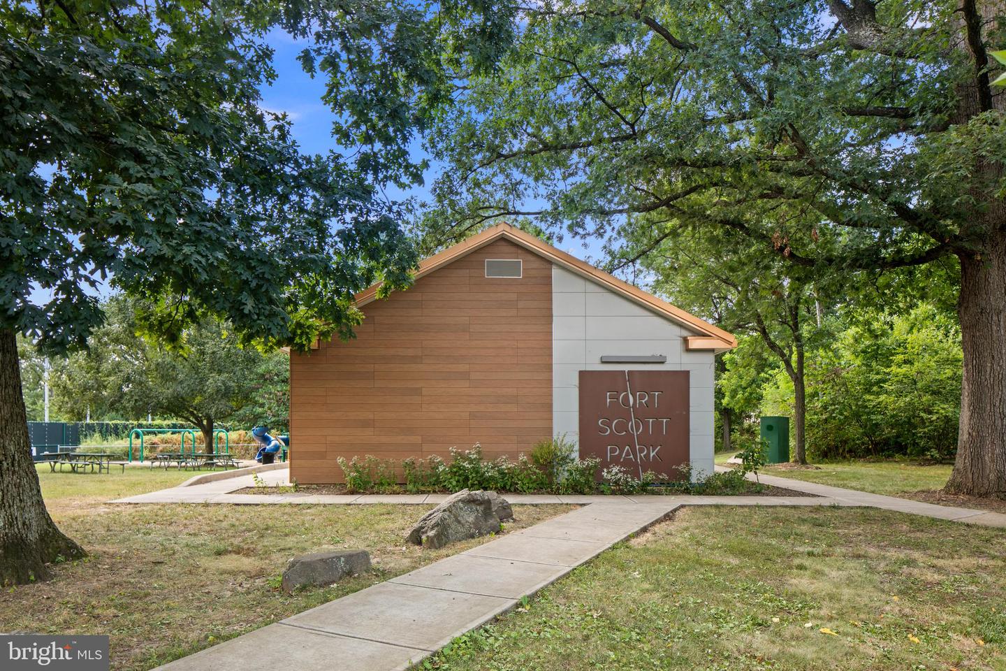 2728 S GROVE ST, ARLINGTON, Virginia 22202, 3 Bedrooms Bedrooms, ,2 BathroomsBathrooms,Residential,For sale,2728 S GROVE ST,VAAR2062410 MLS # VAAR2062410
