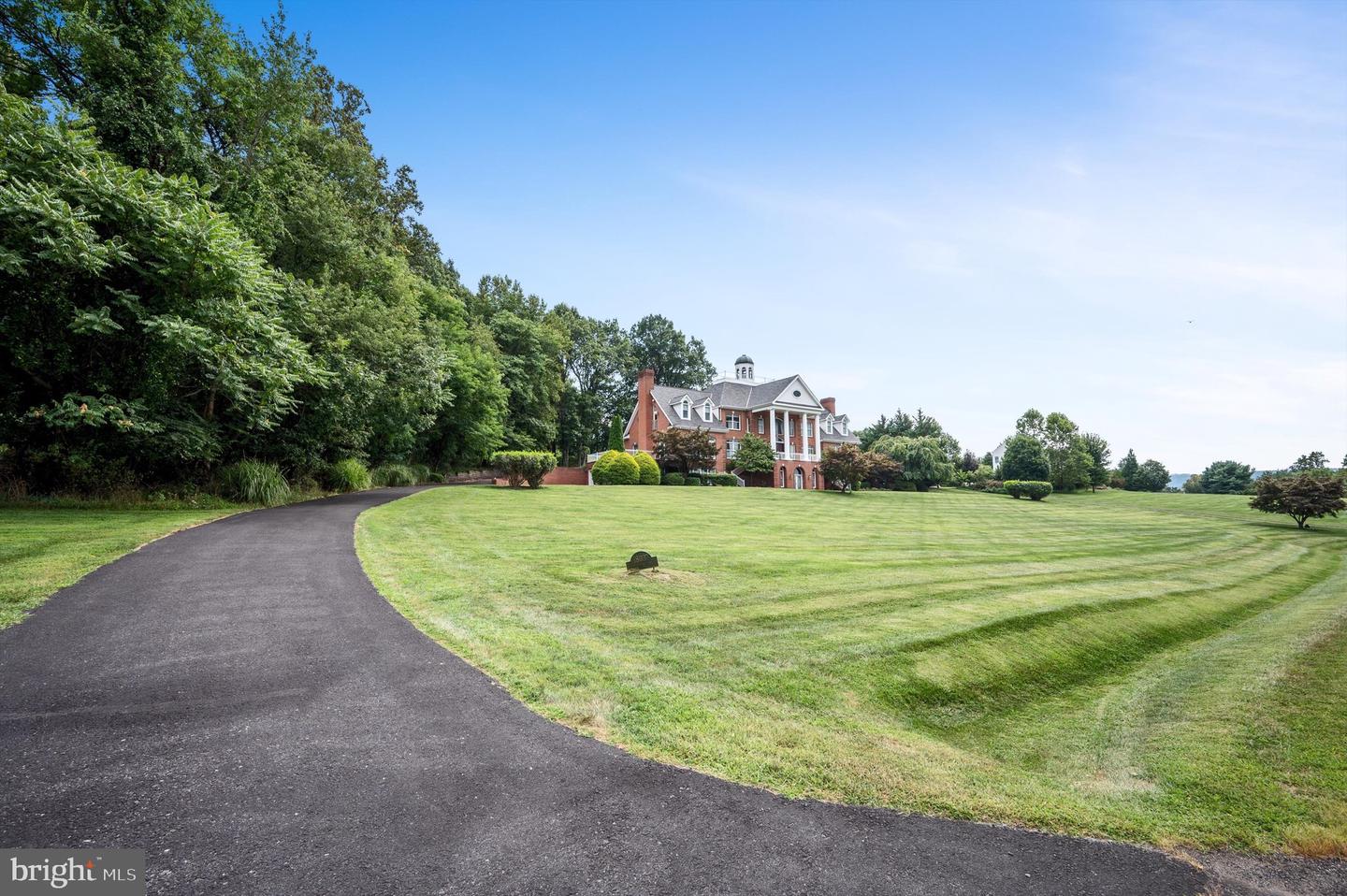 18037 CLENDENNING CIR, ROUND HILL, Virginia 20141, 5 Bedrooms Bedrooms, ,5 BathroomsBathrooms,Residential,For sale,18037 CLENDENNING CIR,VALO2093076 MLS # VALO2093076