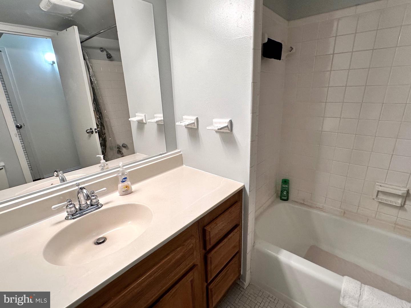 2626 FORT FARNSWORTH RD #200 (2B), ALEXANDRIA, Virginia 22303, 2 Bedrooms Bedrooms, ,1 BathroomBathrooms,Residential,For sale,2626 FORT FARNSWORTH RD #200 (2B),VAFX2233826 MLS # VAFX2233826