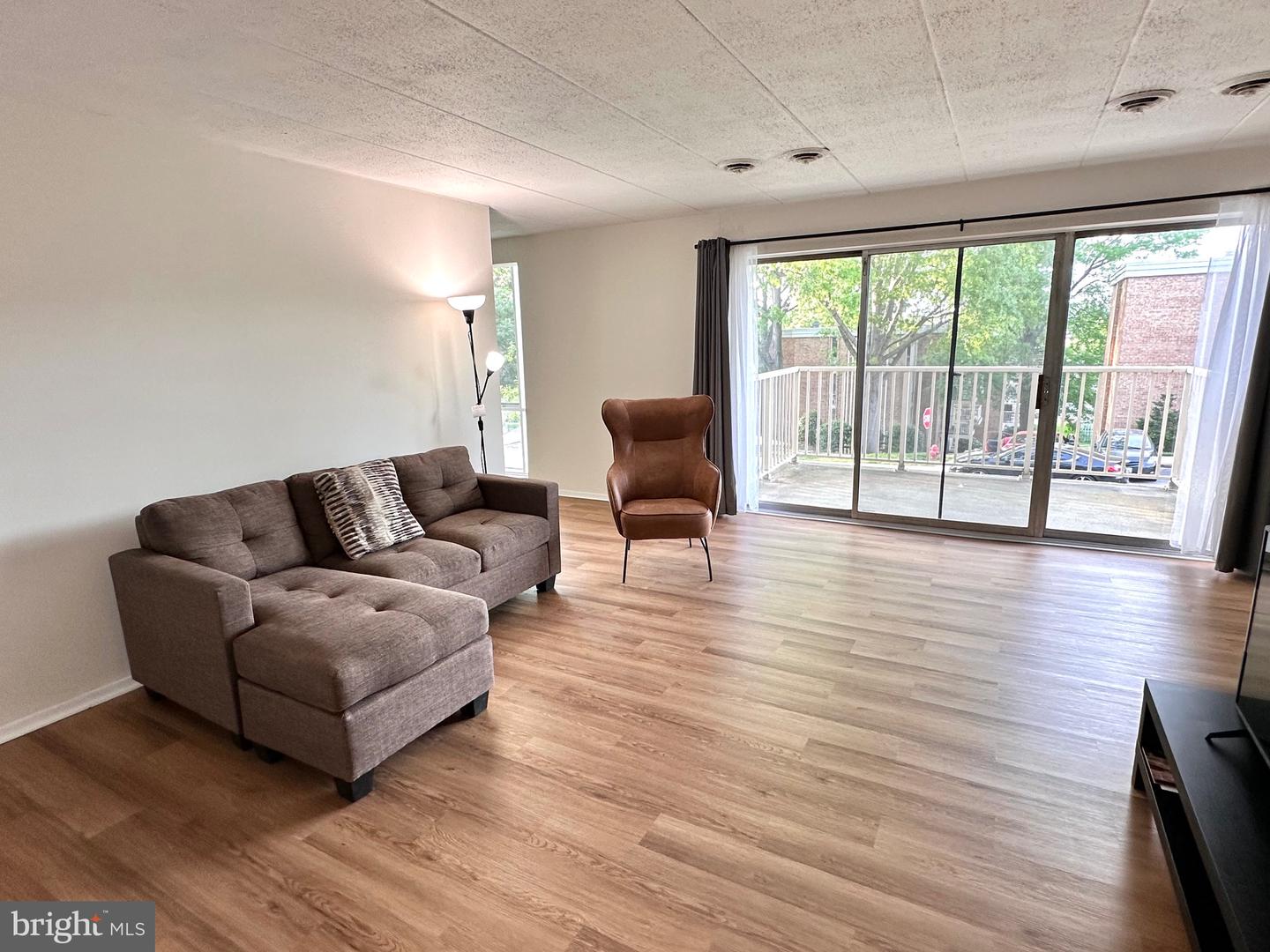 2626 FORT FARNSWORTH RD #200 (2B), ALEXANDRIA, Virginia 22303, 2 Bedrooms Bedrooms, ,1 BathroomBathrooms,Residential,For sale,2626 FORT FARNSWORTH RD #200 (2B),VAFX2233826 MLS # VAFX2233826