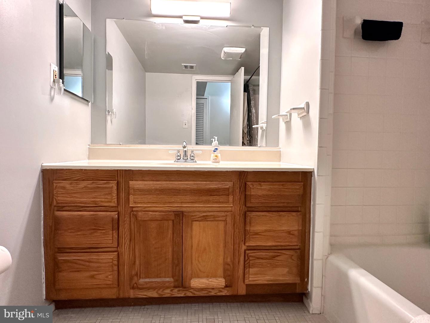 2626 FORT FARNSWORTH RD #200 (2B), ALEXANDRIA, Virginia 22303, 2 Bedrooms Bedrooms, ,1 BathroomBathrooms,Residential,For sale,2626 FORT FARNSWORTH RD #200 (2B),VAFX2233826 MLS # VAFX2233826