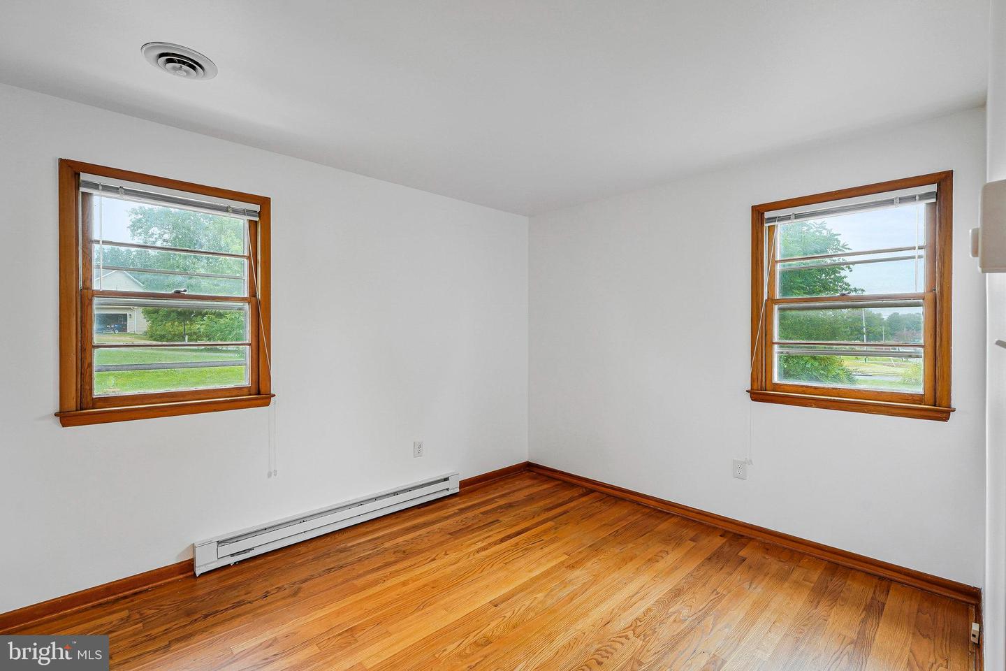 11 S BERLIN PIKE, LOVETTSVILLE, Virginia 20180, 2 Bedrooms Bedrooms, ,1 BathroomBathrooms,Residential,For sale,11 S BERLIN PIKE,VALO2096488 MLS # VALO2096488