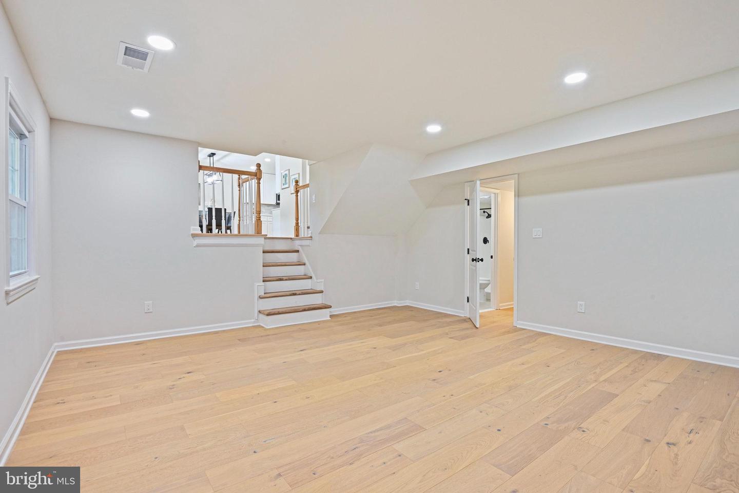2509 LAKEVALE DR, VIENNA, Virginia 22181, 4 Bedrooms Bedrooms, ,3 BathroomsBathrooms,Residential,For sale,2509 LAKEVALE DR,VAFX2262256 MLS # VAFX2262256