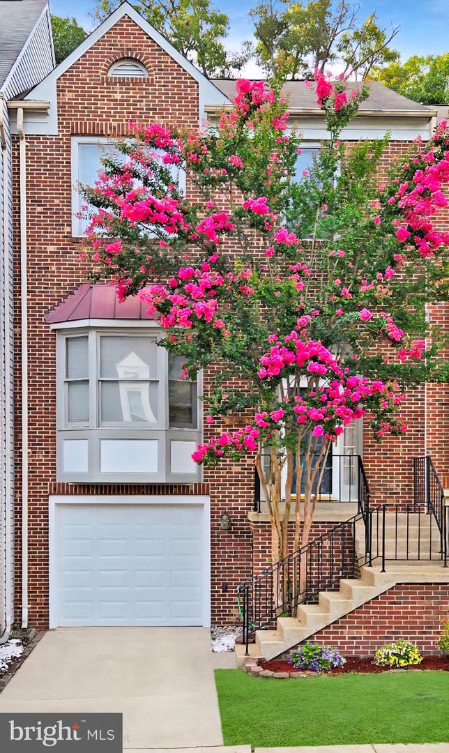 8110 SQUIRREL RUN RD, SPRINGFIELD, Virginia 22152, 3 Bedrooms Bedrooms, ,2 BathroomsBathrooms,Residential,For sale,8110 SQUIRREL RUN RD,VAFX2262722 MLS # VAFX2262722