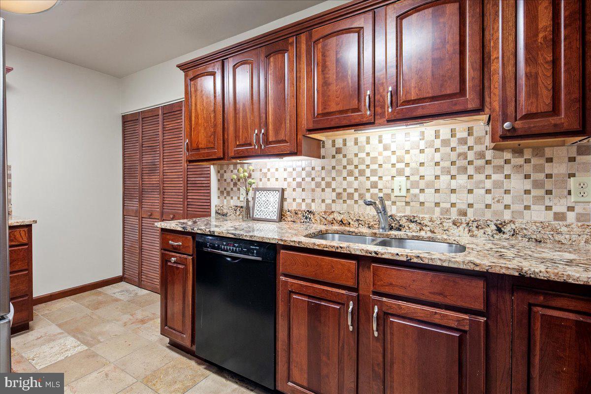 6101 EDSALL RD #702, ALEXANDRIA, Virginia 22304, 2 Bedrooms Bedrooms, 4 Rooms Rooms,2 BathroomsBathrooms,Residential,For sale,6101 EDSALL RD #702,VAAX2048478 MLS # VAAX2048478
