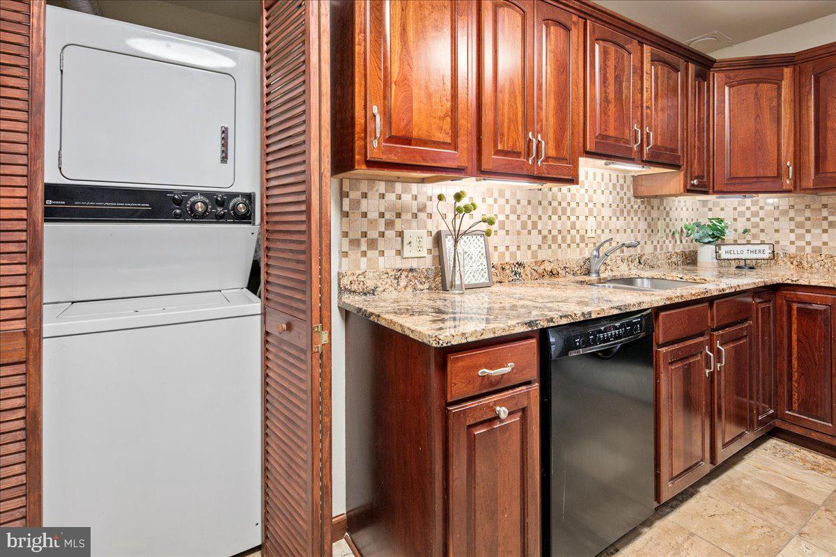 6101 EDSALL RD #702, ALEXANDRIA, Virginia 22304, 2 Bedrooms Bedrooms, 4 Rooms Rooms,2 BathroomsBathrooms,Residential,For sale,6101 EDSALL RD #702,VAAX2048478 MLS # VAAX2048478