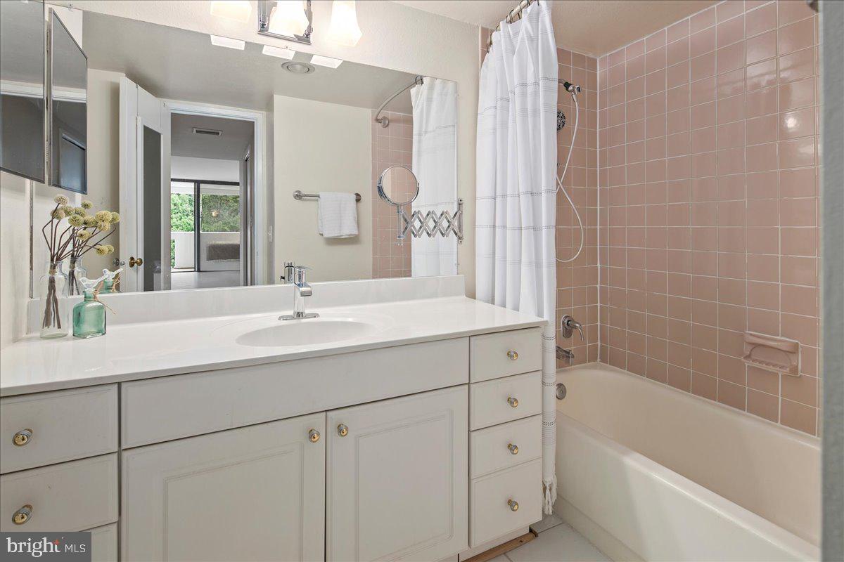 6101 EDSALL RD #702, ALEXANDRIA, Virginia 22304, 2 Bedrooms Bedrooms, 4 Rooms Rooms,2 BathroomsBathrooms,Residential,For sale,6101 EDSALL RD #702,VAAX2048478 MLS # VAAX2048478