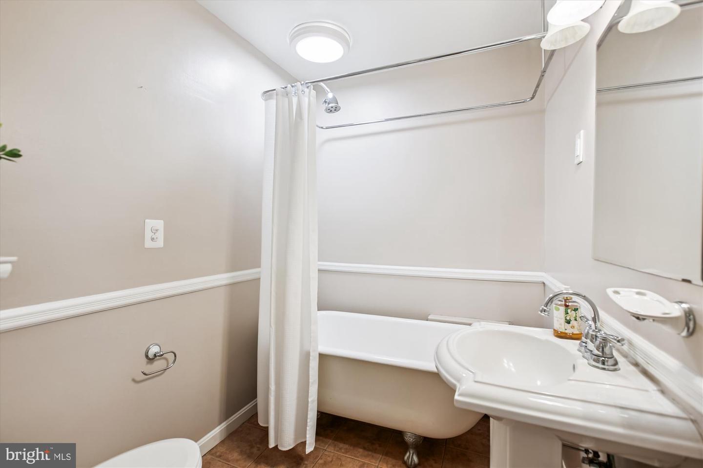 7823 MARTHAS LN, FALLS CHURCH, Virginia 22043, 3 Bedrooms Bedrooms, ,2 BathroomsBathrooms,Residential,For sale,7823 MARTHAS LN,VAFX2247348 MLS # VAFX2247348