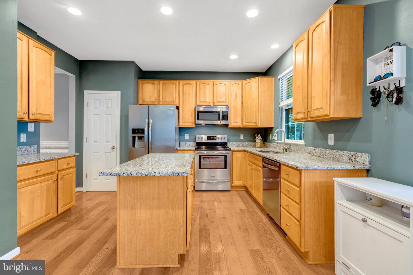 26221 LANDS END DR, CHANTILLY, Virginia 20152, 4 Bedrooms Bedrooms, 15 Rooms Rooms,2 BathroomsBathrooms,Residential,For sale,26221 LANDS END DR,VALO2102888 MLS # VALO2102888