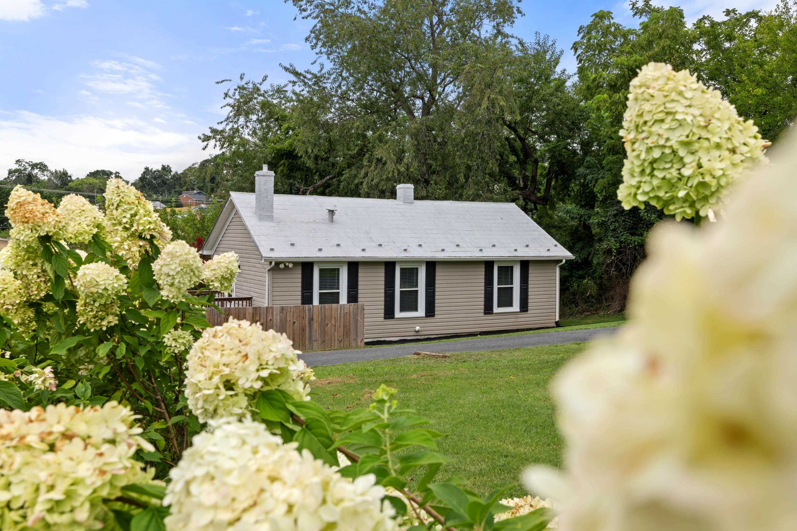 1315 CHURCHVILLE AVE, STAUNTON, Virginia 24401, 2 Bedrooms Bedrooms, ,1 BathroomBathrooms,Residential,1315 CHURCHVILLE AVE,668144 MLS # 668144