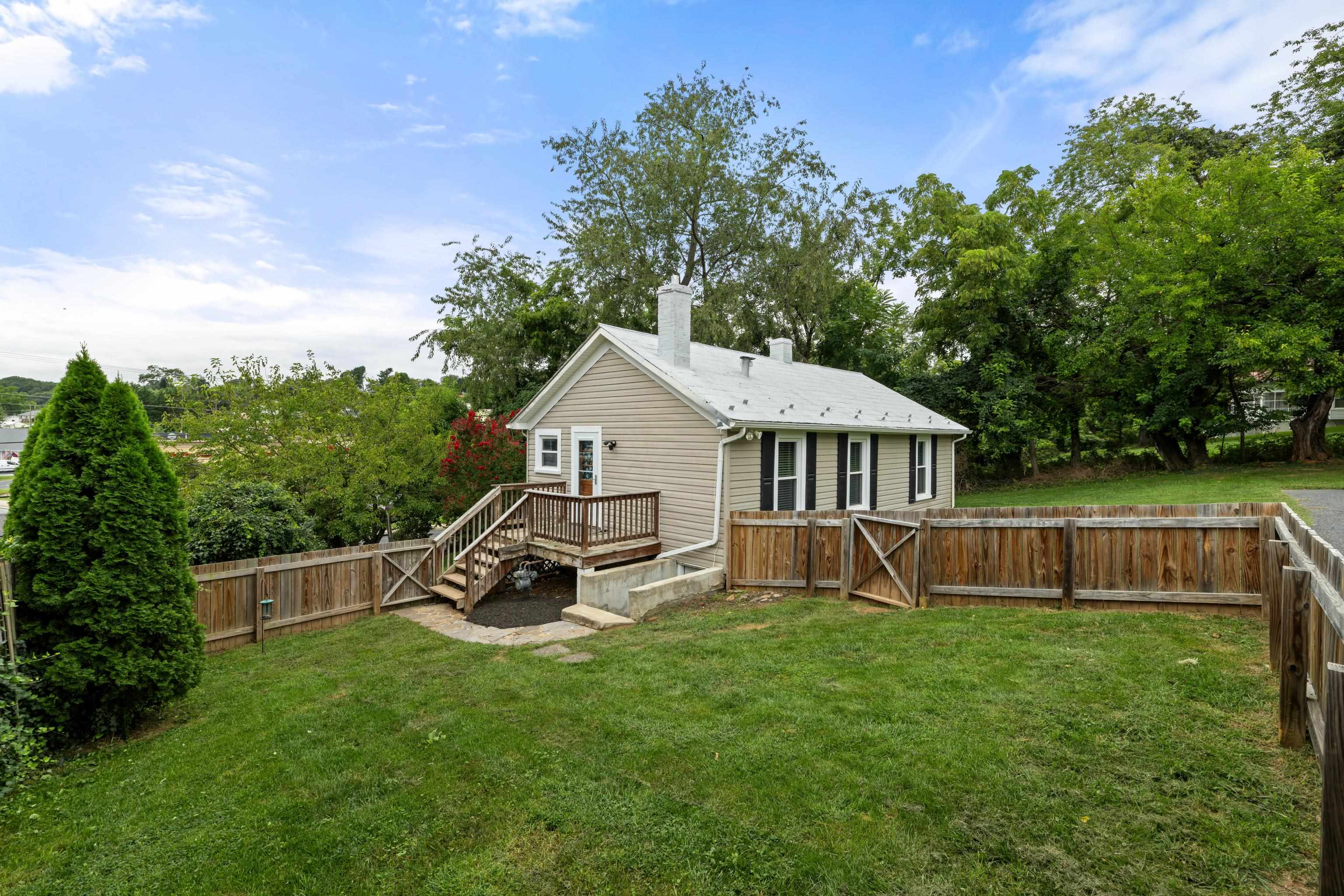 1315 CHURCHVILLE AVE, STAUNTON, Virginia 24401, 2 Bedrooms Bedrooms, ,1 BathroomBathrooms,Residential,1315 CHURCHVILLE AVE,668144 MLS # 668144
