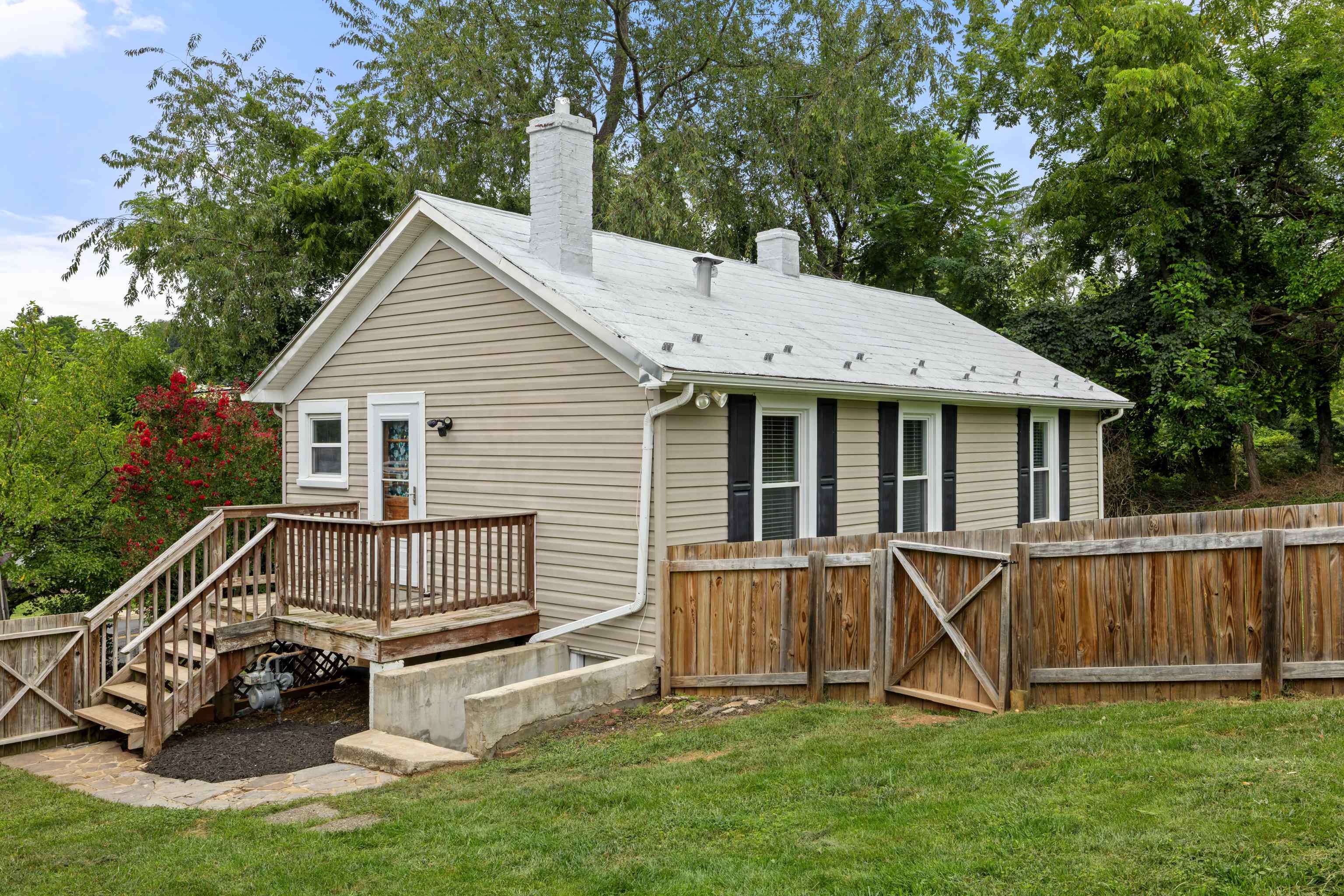 1315 CHURCHVILLE AVE, STAUNTON, Virginia 24401, 2 Bedrooms Bedrooms, ,1 BathroomBathrooms,Residential,1315 CHURCHVILLE AVE,668144 MLS # 668144