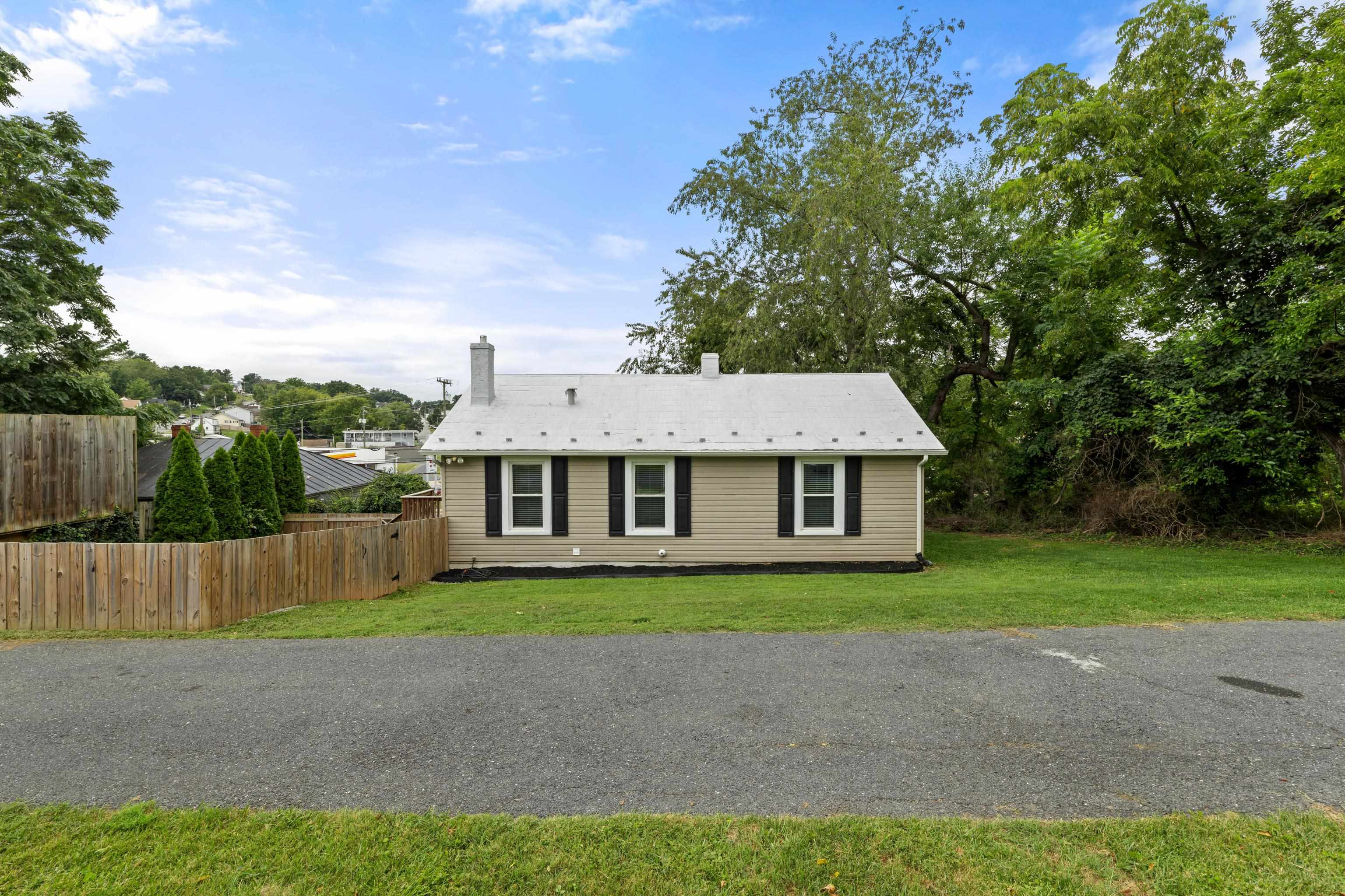 1315 CHURCHVILLE AVE, STAUNTON, Virginia 24401, 2 Bedrooms Bedrooms, ,1 BathroomBathrooms,Residential,1315 CHURCHVILLE AVE,668144 MLS # 668144