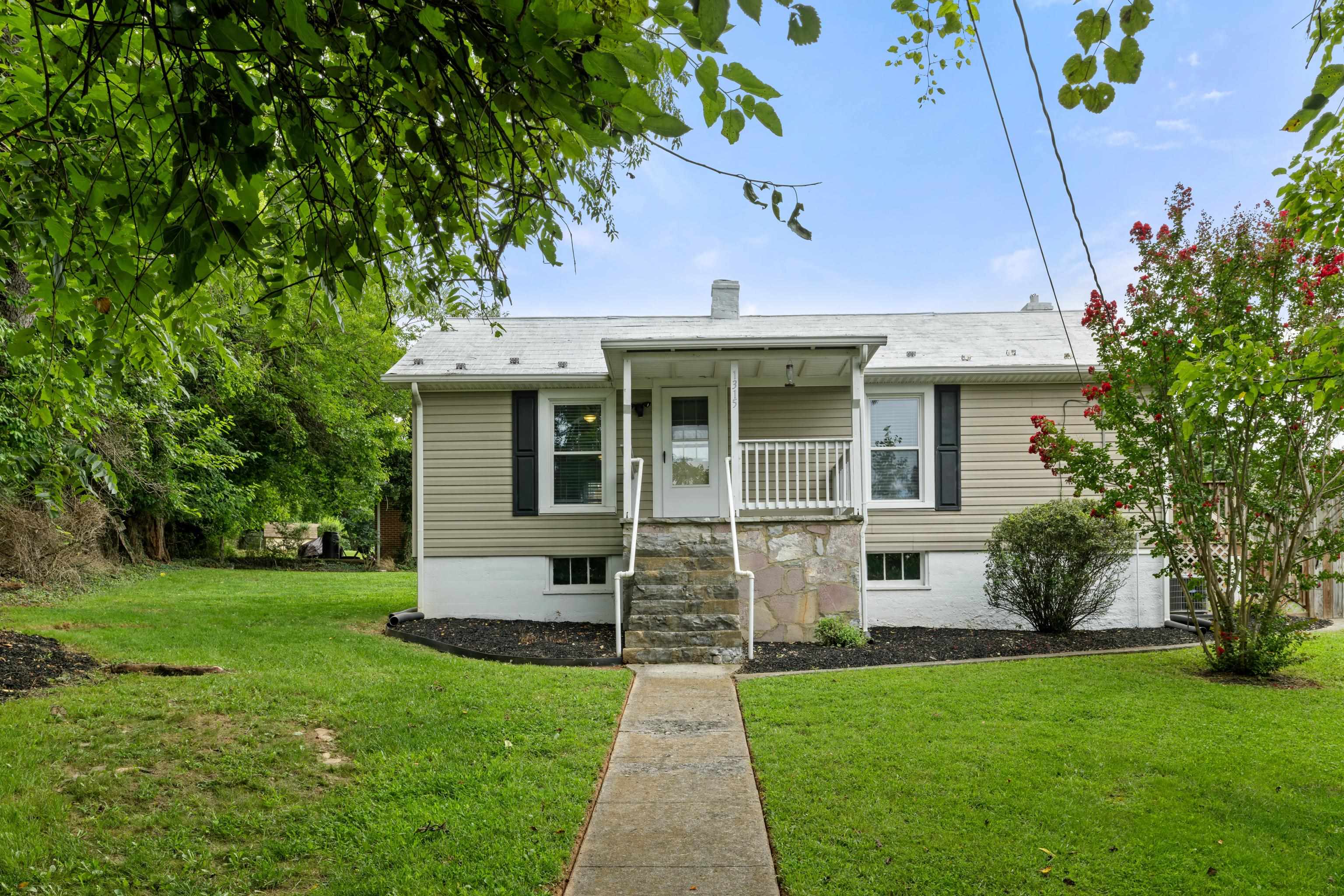 1315 CHURCHVILLE AVE, STAUNTON, Virginia 24401, 2 Bedrooms Bedrooms, ,1 BathroomBathrooms,Residential,1315 CHURCHVILLE AVE,668144 MLS # 668144