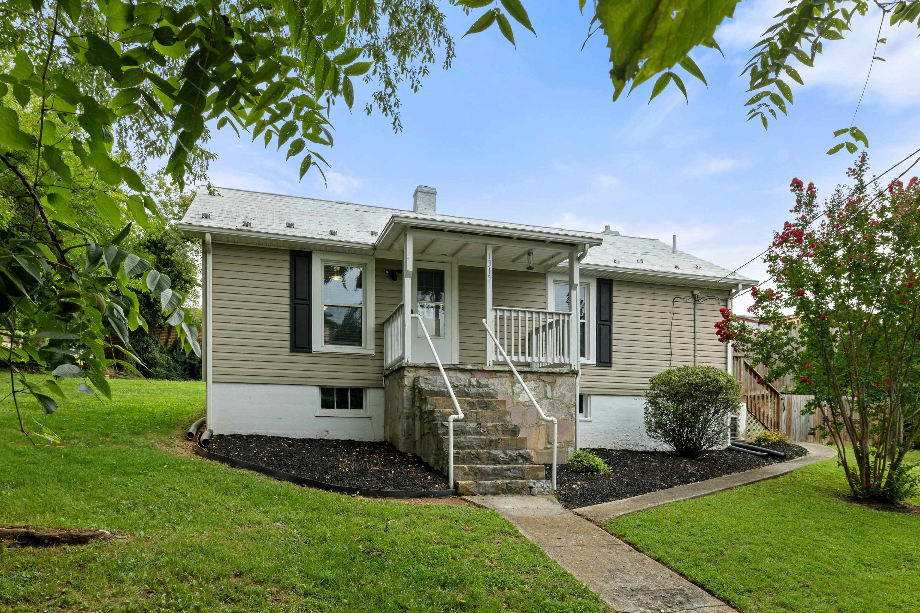 1315 CHURCHVILLE AVE, STAUNTON, Virginia 24401, 2 Bedrooms Bedrooms, ,1 BathroomBathrooms,Residential,1315 CHURCHVILLE AVE,668144 MLS # 668144