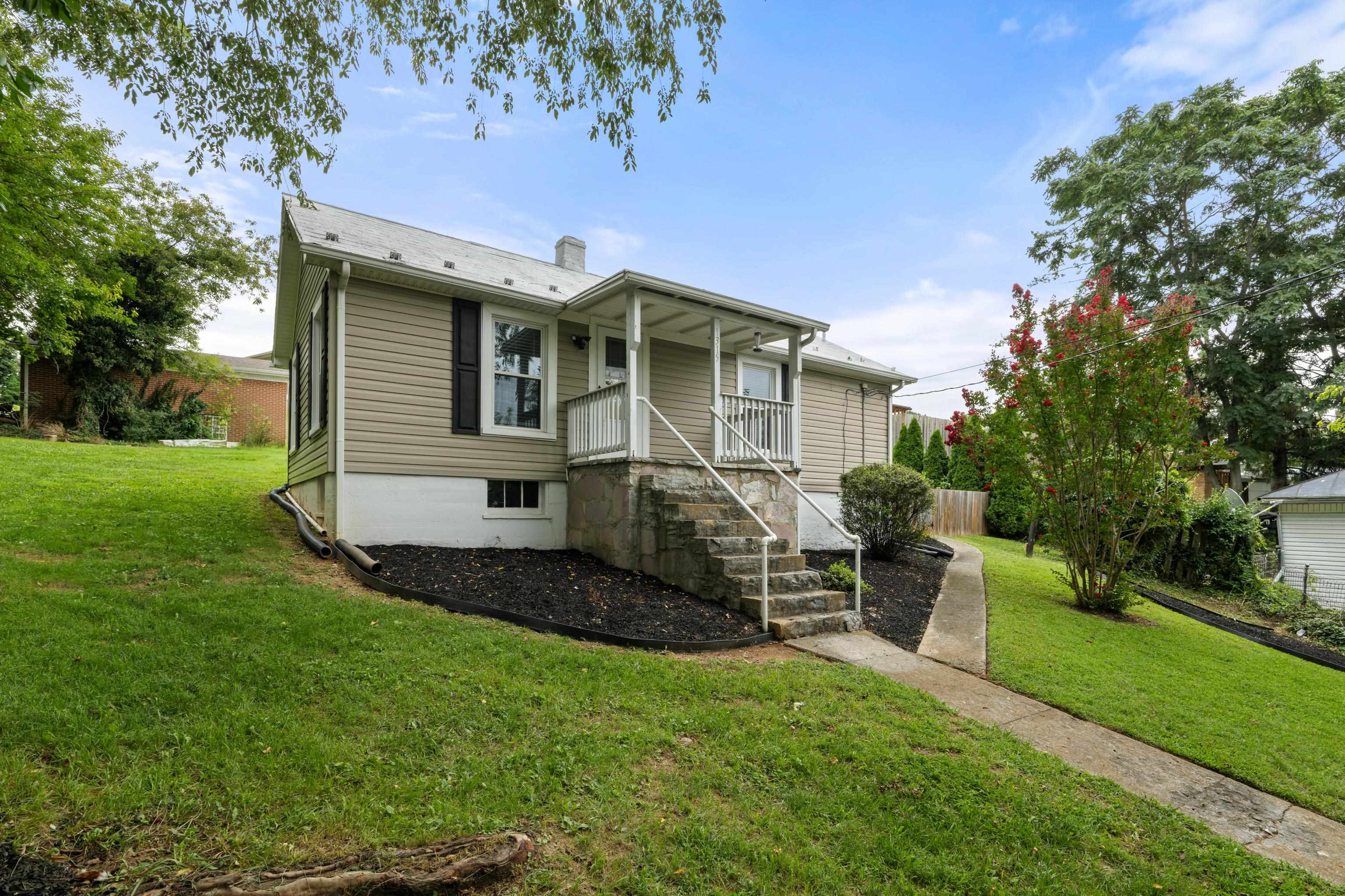 1315 CHURCHVILLE AVE, STAUNTON, Virginia 24401, 2 Bedrooms Bedrooms, ,1 BathroomBathrooms,Residential,1315 CHURCHVILLE AVE,668144 MLS # 668144