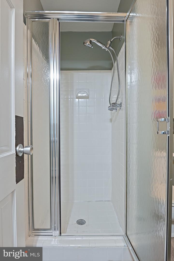 8007 LEWINSVILLE RD, MCLEAN, Virginia 22102, 4 Bedrooms Bedrooms, ,3 BathroomsBathrooms,Residential,For sale,8007 LEWINSVILLE RD,VAFX2259402 MLS # VAFX2259402