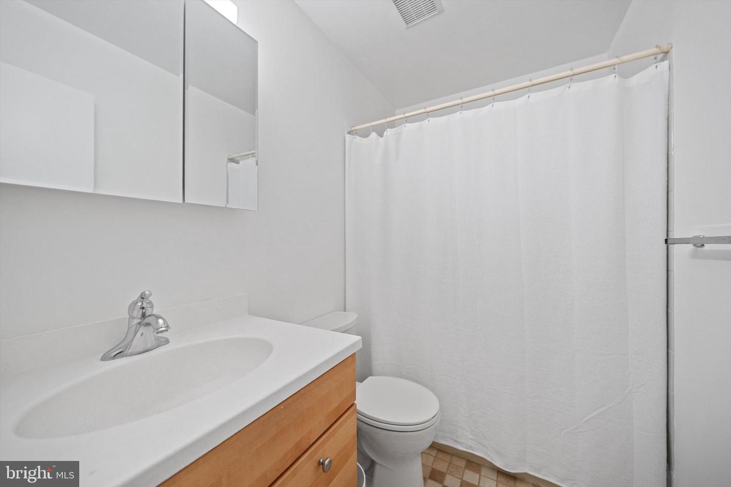 6003 LINCOLNWOOD CT, BURKE, Virginia 22015, 4 Bedrooms Bedrooms, ,2 BathroomsBathrooms,Residential,For sale,6003 LINCOLNWOOD CT,VAFX2261836 MLS # VAFX2261836