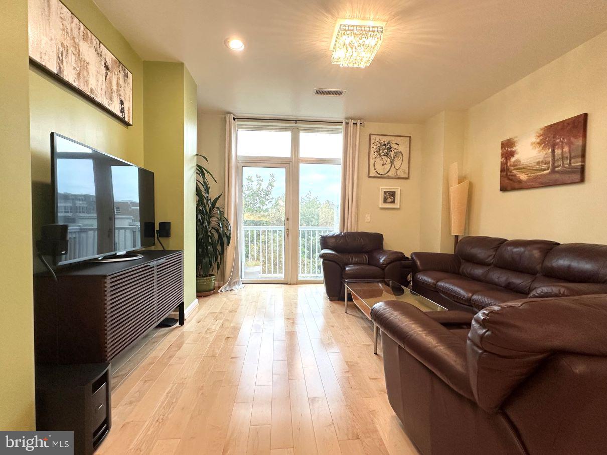 444 W BROAD ST W #403, FALLS CHURCH, Virginia 22046, 2 Bedrooms Bedrooms, ,2 BathroomsBathrooms,Residential,For sale,444 W BROAD ST W #403,VAFA2003220 MLS # VAFA2003220