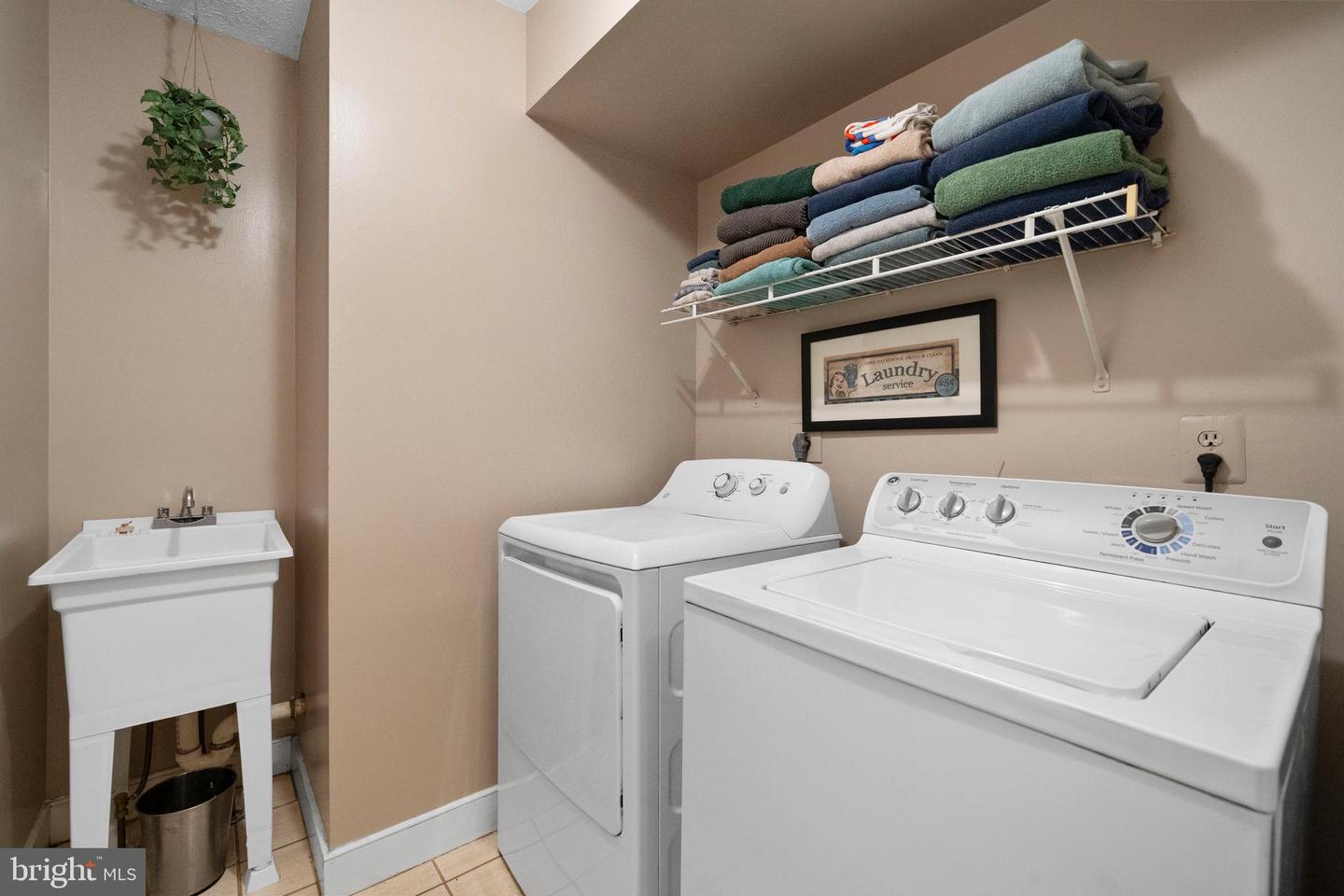 9462 WOODED GLEN AVE, BURKE, Virginia 22015, 5 Bedrooms Bedrooms, ,5 BathroomsBathrooms,Residential,For sale,9462 WOODED GLEN AVE,VAFX2262414 MLS # VAFX2262414
