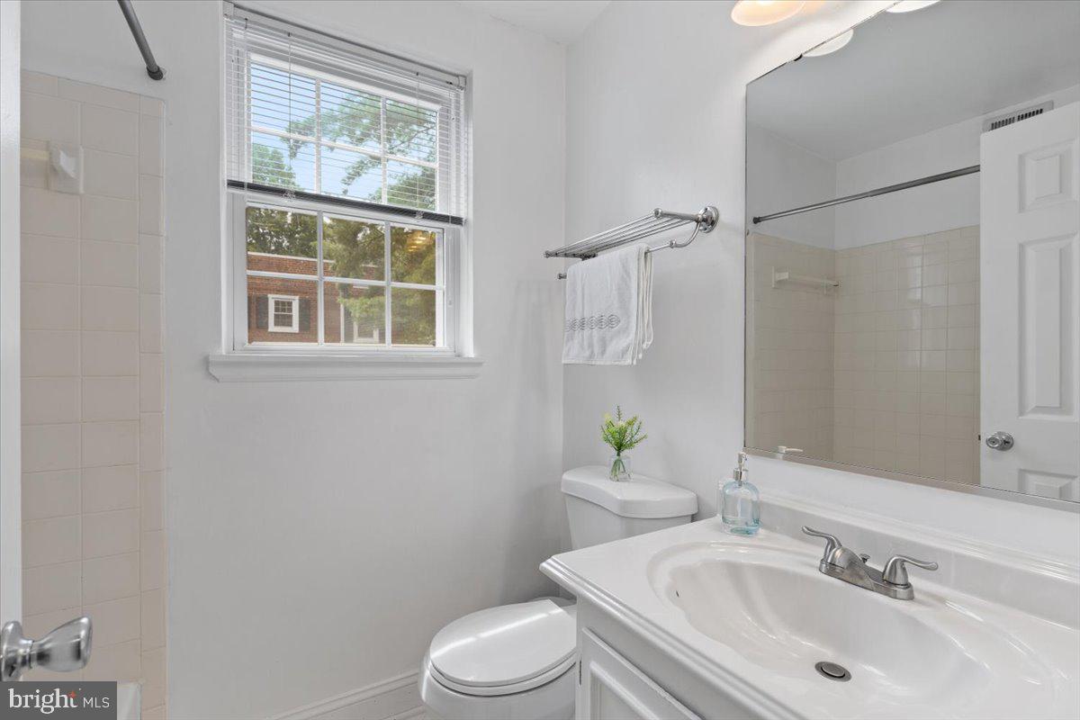 4825 27TH RD S, ARLINGTON, Virginia 22206, 2 Bedrooms Bedrooms, ,2 BathroomsBathrooms,Residential,For sale,4825 27TH RD S,VAAR2062628 MLS # VAAR2062628