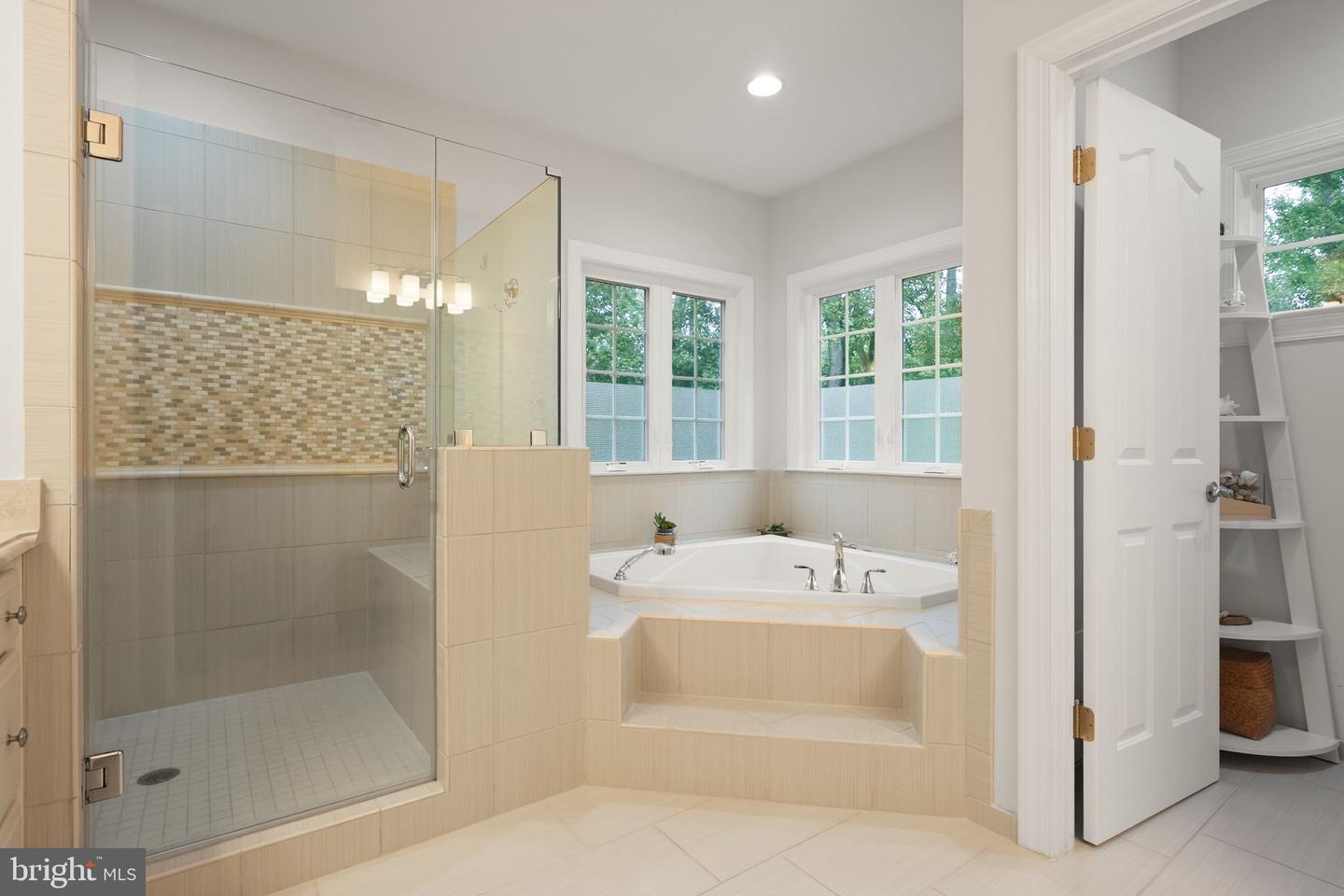 32 PINEWOOD RD, FREDERICKSBURG, Virginia 22405, 5 Bedrooms Bedrooms, ,5 BathroomsBathrooms,Residential,For sale,32 PINEWOOD RD,VAST2042072 MLS # VAST2042072