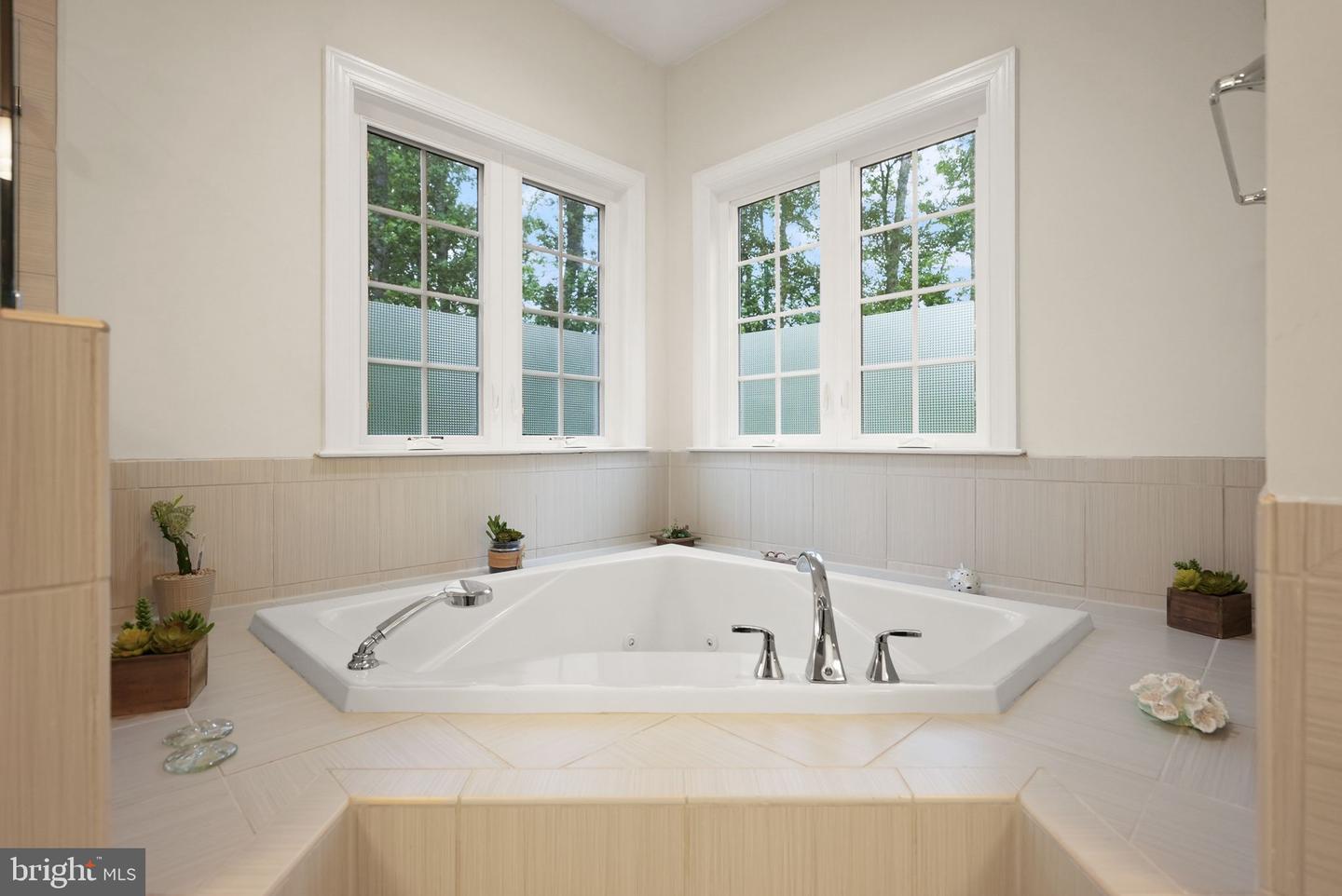 32 PINEWOOD RD, FREDERICKSBURG, Virginia 22405, 5 Bedrooms Bedrooms, ,5 BathroomsBathrooms,Residential,For sale,32 PINEWOOD RD,VAST2042072 MLS # VAST2042072