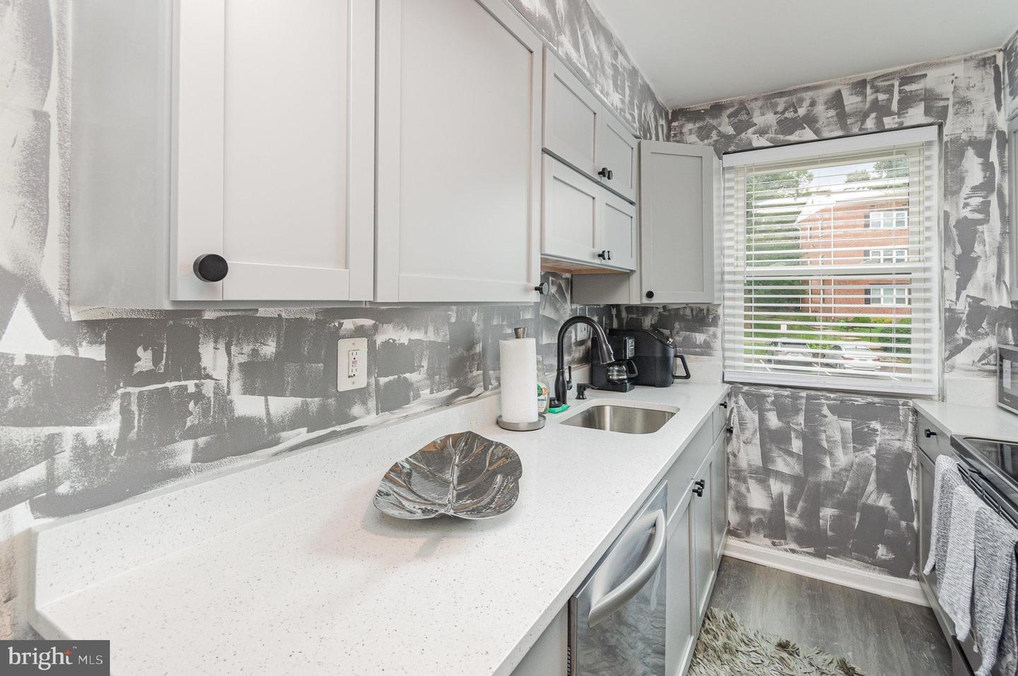 3039 PATRICK HENRY DR #102, FALLS CHURCH, Virginia 22044, 2 Bedrooms Bedrooms, ,1 BathroomBathrooms,Residential,For sale,3039 PATRICK HENRY DR #102,VAFX2221474 MLS # VAFX2221474