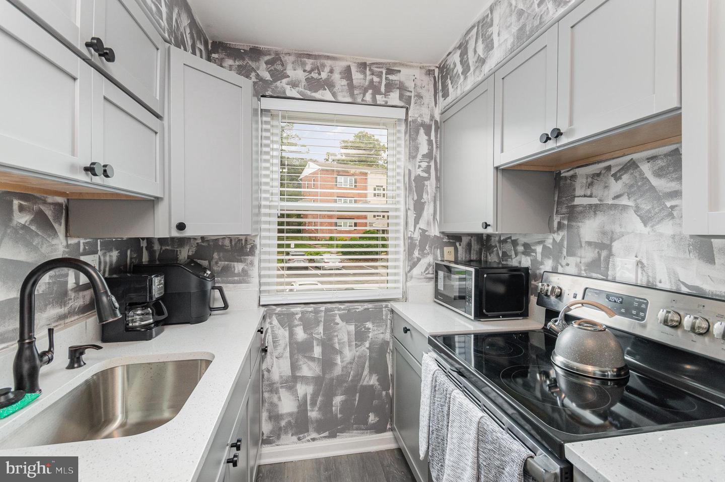 3039 PATRICK HENRY DR #102, FALLS CHURCH, Virginia 22044, 2 Bedrooms Bedrooms, ,1 BathroomBathrooms,Residential,For sale,3039 PATRICK HENRY DR #102,VAFX2221474 MLS # VAFX2221474