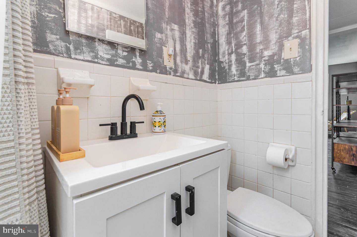3039 PATRICK HENRY DR #102, FALLS CHURCH, Virginia 22044, 2 Bedrooms Bedrooms, ,1 BathroomBathrooms,Residential,For sale,3039 PATRICK HENRY DR #102,VAFX2221474 MLS # VAFX2221474