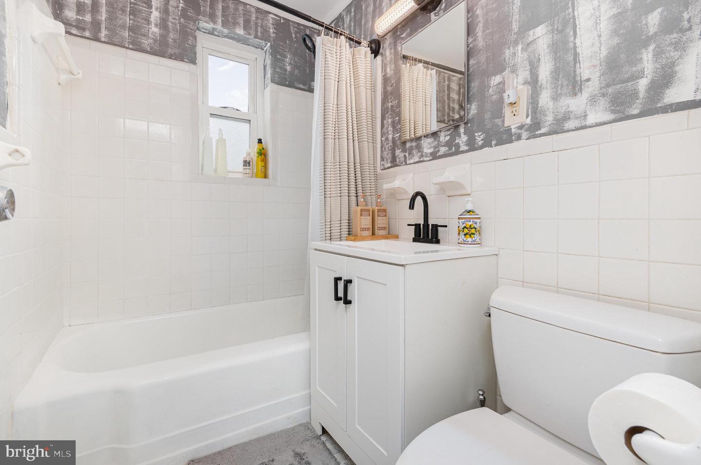 3039 PATRICK HENRY DR #102, FALLS CHURCH, Virginia 22044, 2 Bedrooms Bedrooms, ,1 BathroomBathrooms,Residential,For sale,3039 PATRICK HENRY DR #102,VAFX2221474 MLS # VAFX2221474