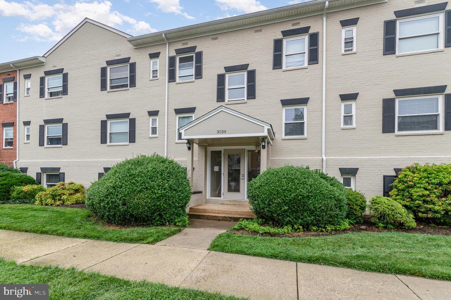 3039 PATRICK HENRY DR #102, FALLS CHURCH, Virginia 22044, 2 Bedrooms Bedrooms, ,1 BathroomBathrooms,Residential,For sale,3039 PATRICK HENRY DR #102,VAFX2221474 MLS # VAFX2221474