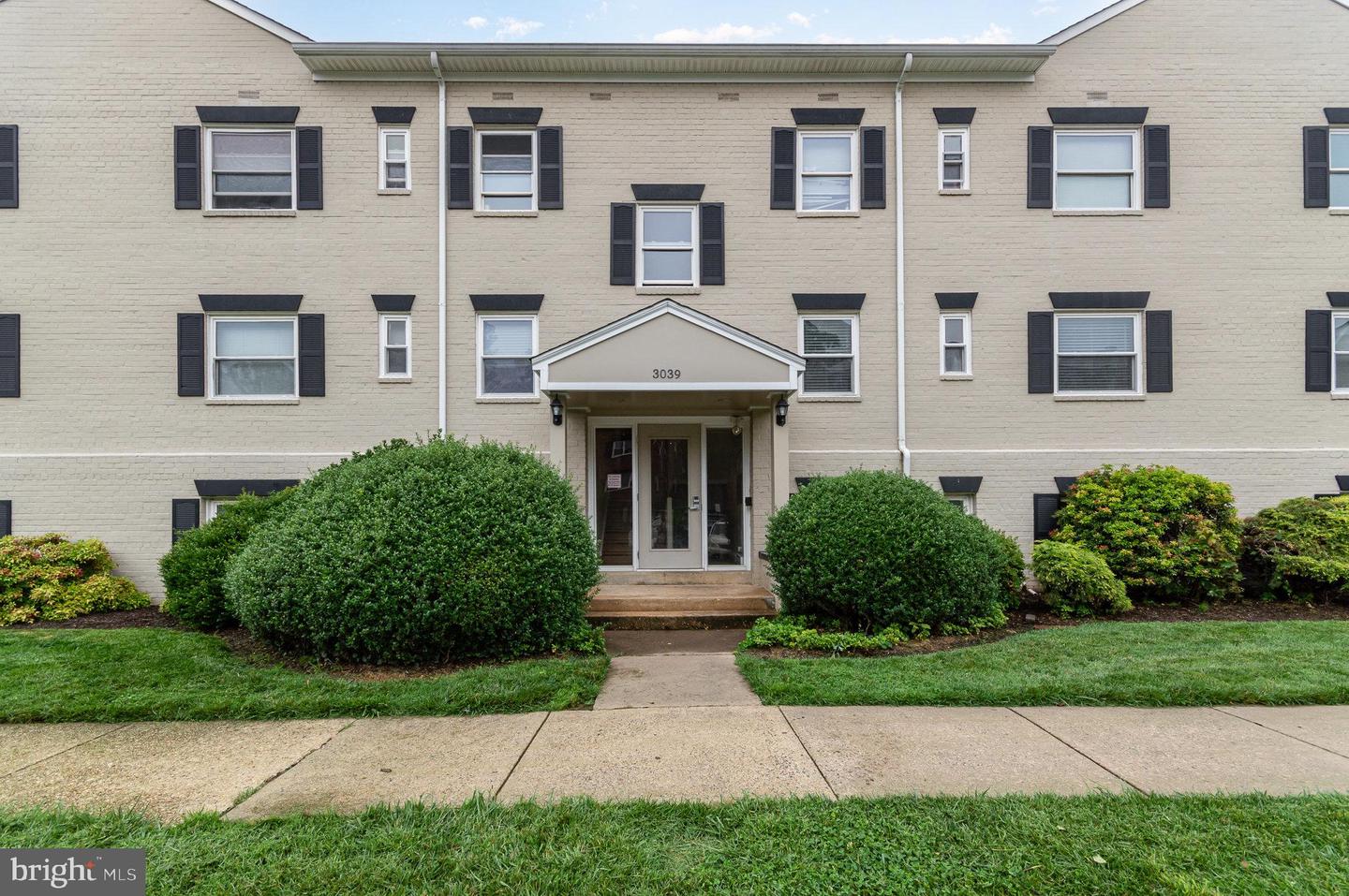 3039 PATRICK HENRY DR #102, FALLS CHURCH, Virginia 22044, 2 Bedrooms Bedrooms, ,1 BathroomBathrooms,Residential,For sale,3039 PATRICK HENRY DR #102,VAFX2221474 MLS # VAFX2221474