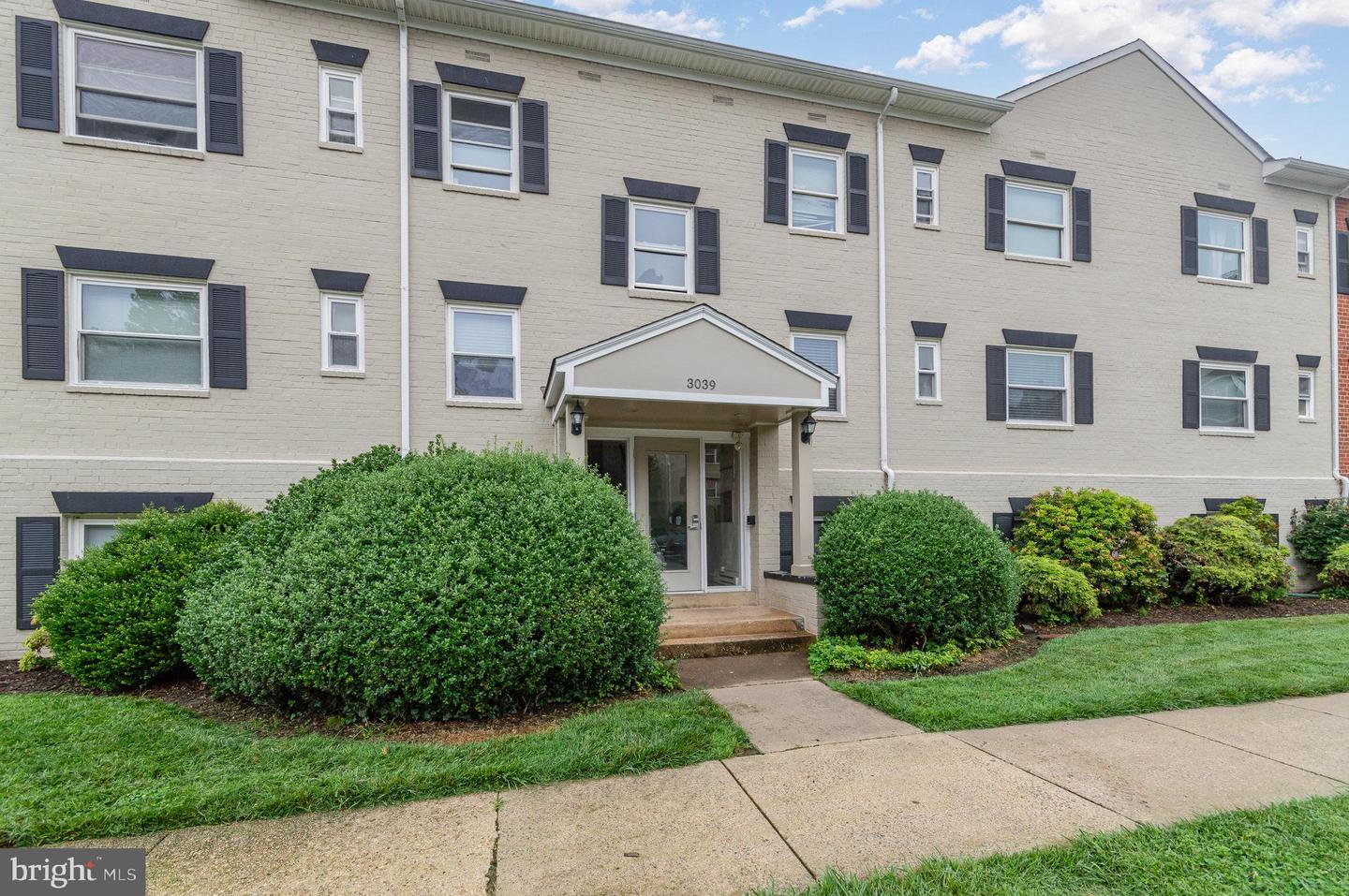 3039 PATRICK HENRY DR #102, FALLS CHURCH, Virginia 22044, 2 Bedrooms Bedrooms, ,1 BathroomBathrooms,Residential,For sale,3039 PATRICK HENRY DR #102,VAFX2221474 MLS # VAFX2221474