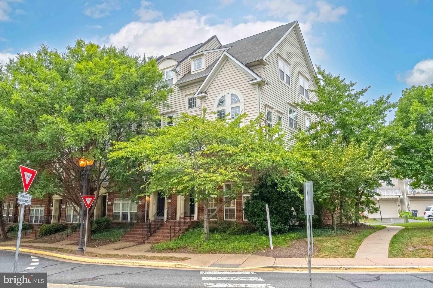 14444 VILLAGE HIGH ST #87, GAINESVILLE, Virginia 20155, 2 Bedrooms Bedrooms, 5 Rooms Rooms,2 BathroomsBathrooms,Residential,For sale,14444 VILLAGE HIGH ST #87,VAPW2099422 MLS # VAPW2099422