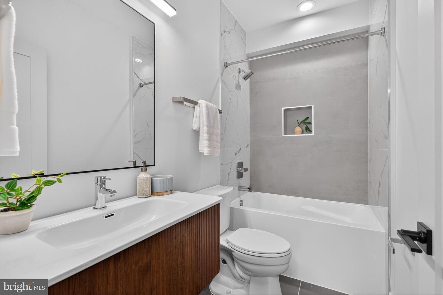 2440 ONTARIO RD NW #6, WASHINGTON, District Of Columbia 20009, 2 Bedrooms Bedrooms, ,2 BathroomsBathrooms,Residential,For sale,2440 ONTARIO RD NW #6,DCDC2211692 MLS # DCDC2211692