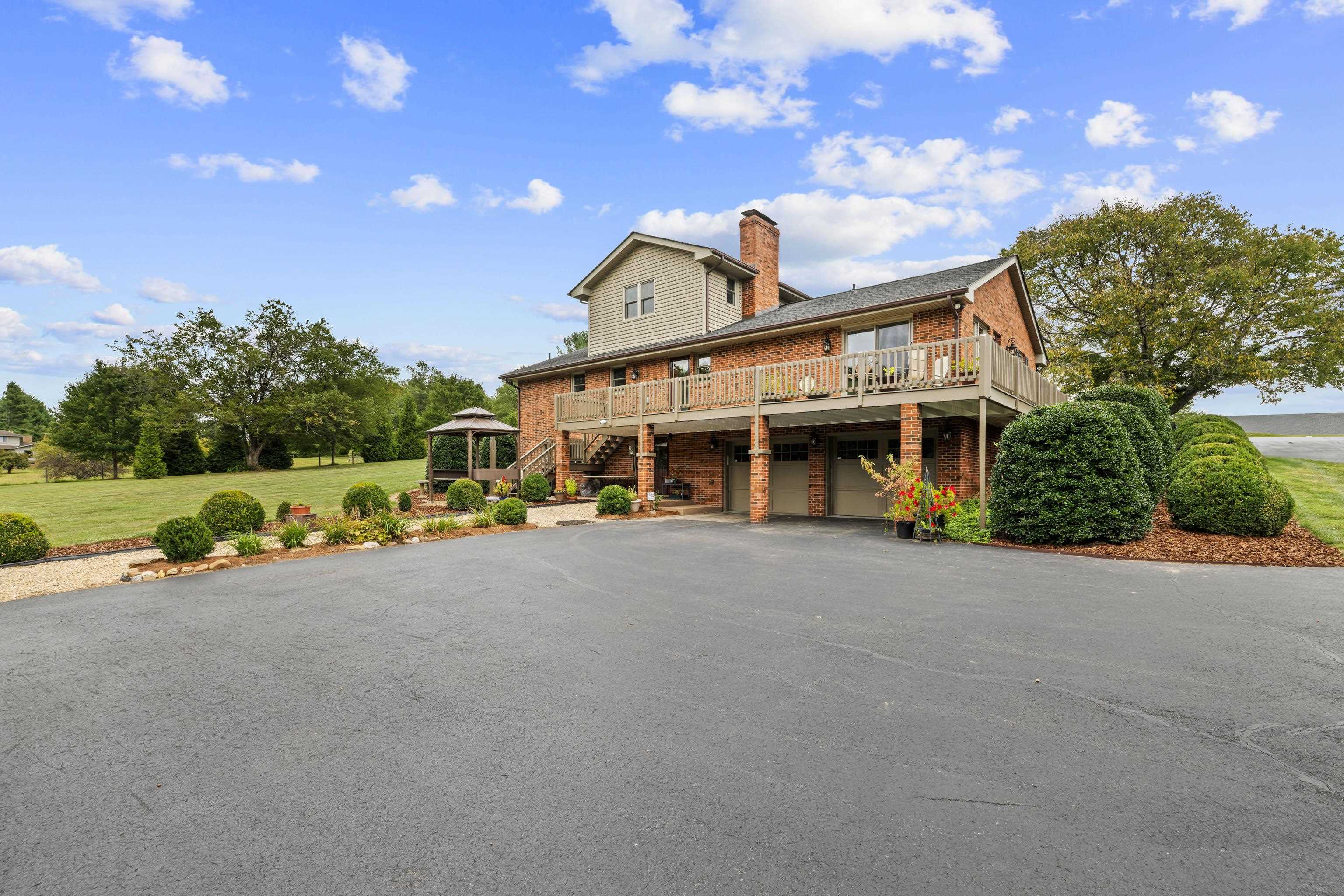 125 WARREN OAKS LN, WAYNESBORO, Virginia 22980, 3 Bedrooms Bedrooms, ,3 BathroomsBathrooms,Residential,125 WARREN OAKS LN,668164 MLS # 668164