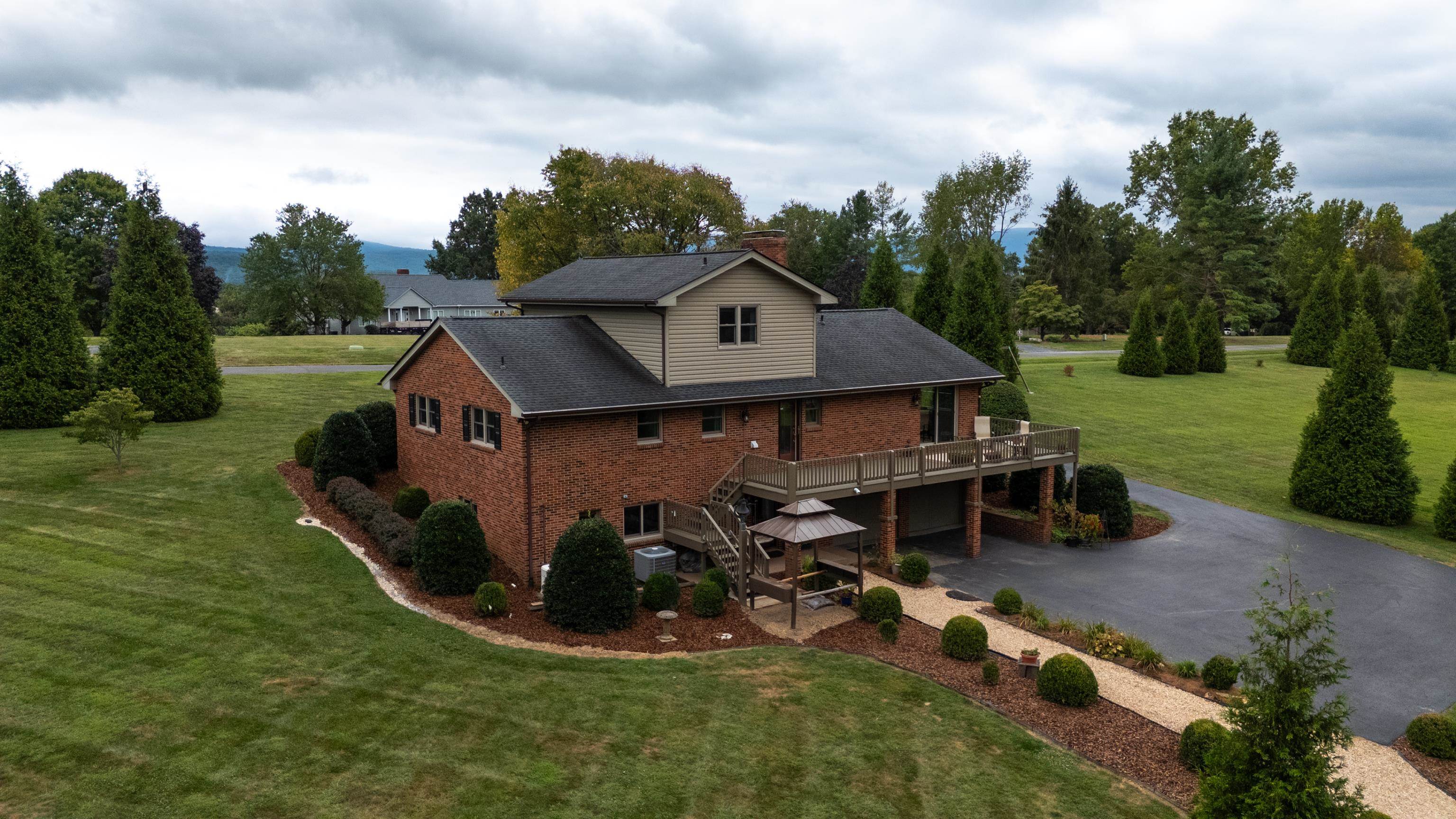 125 WARREN OAKS LN, WAYNESBORO, Virginia 22980, 3 Bedrooms Bedrooms, ,3 BathroomsBathrooms,Residential,125 WARREN OAKS LN,668164 MLS # 668164